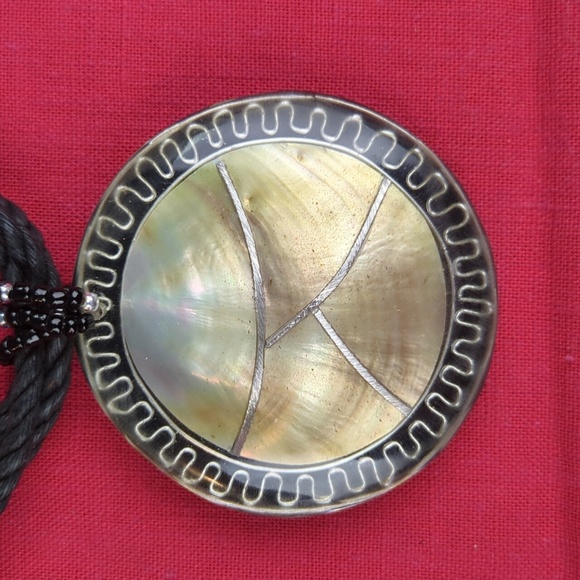 World Market Tribal or Ethnic Look, Large Shell Pendant Necklace/Earring Set - Picture 5 of 16